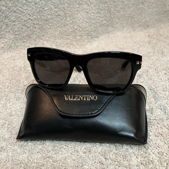 Valentino Accessories - HP 🎉 VALENTINO Sunglasses